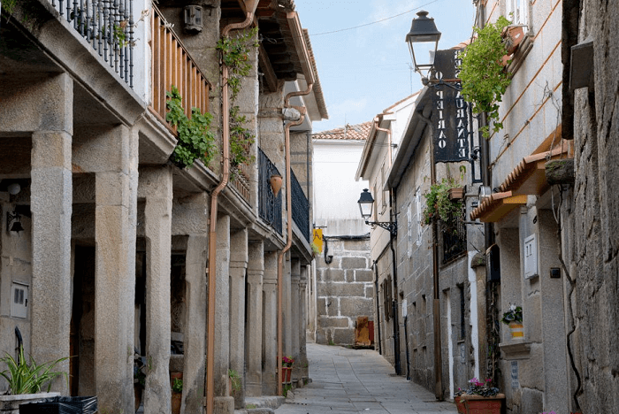 Visite o centro histórico de Combarro