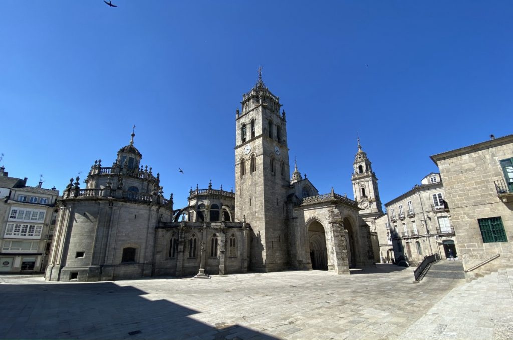 Excursión privada a Lugo, Ribadeo y Playa de las Catedrales desde Santiago