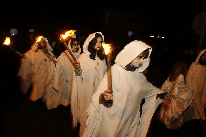 키로가에서 사마인 축제를 즐기세요