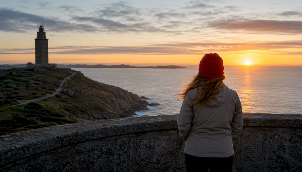 Una mujer contempla el amanecer desde la terraza de la torre.