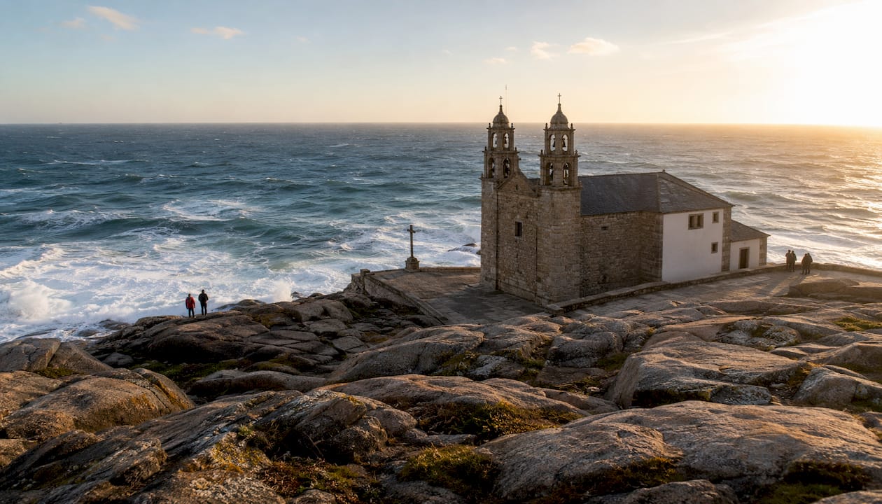 El Santuario da Virxe da Barca, con el mar de fondo y lleno de visitantes
