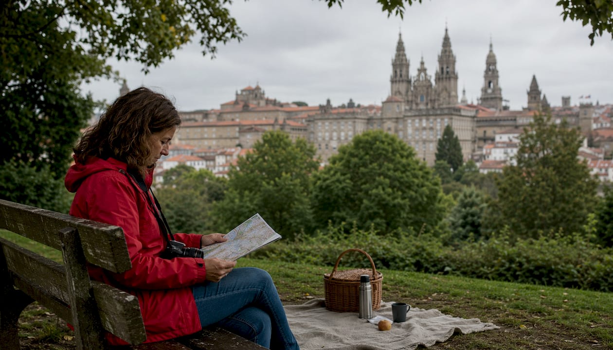 Un turista consulta su mapa justo delante de la catedral.