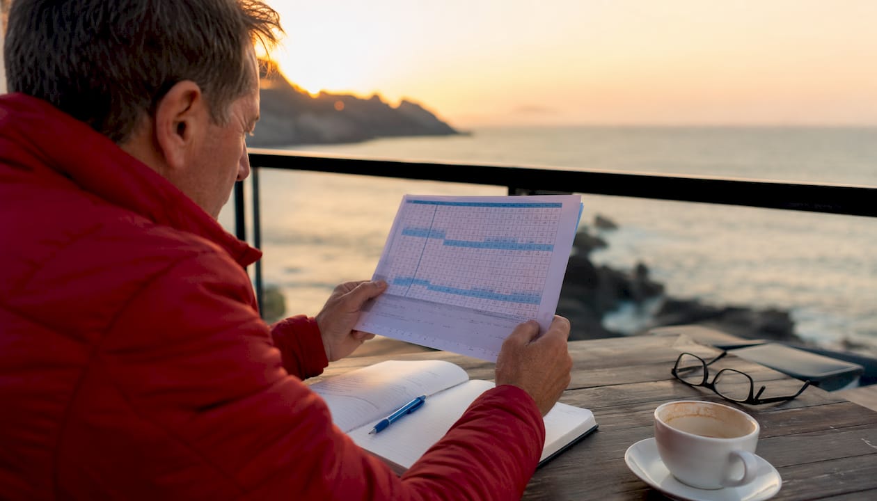 Antes de ir a la playa, una persona consulta el horario de las mareas para planificar mejor su visita.