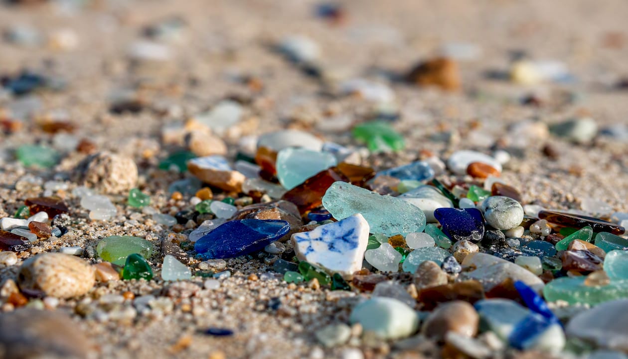 Restos de vidrio y cerámica en la Praia dos Cristais