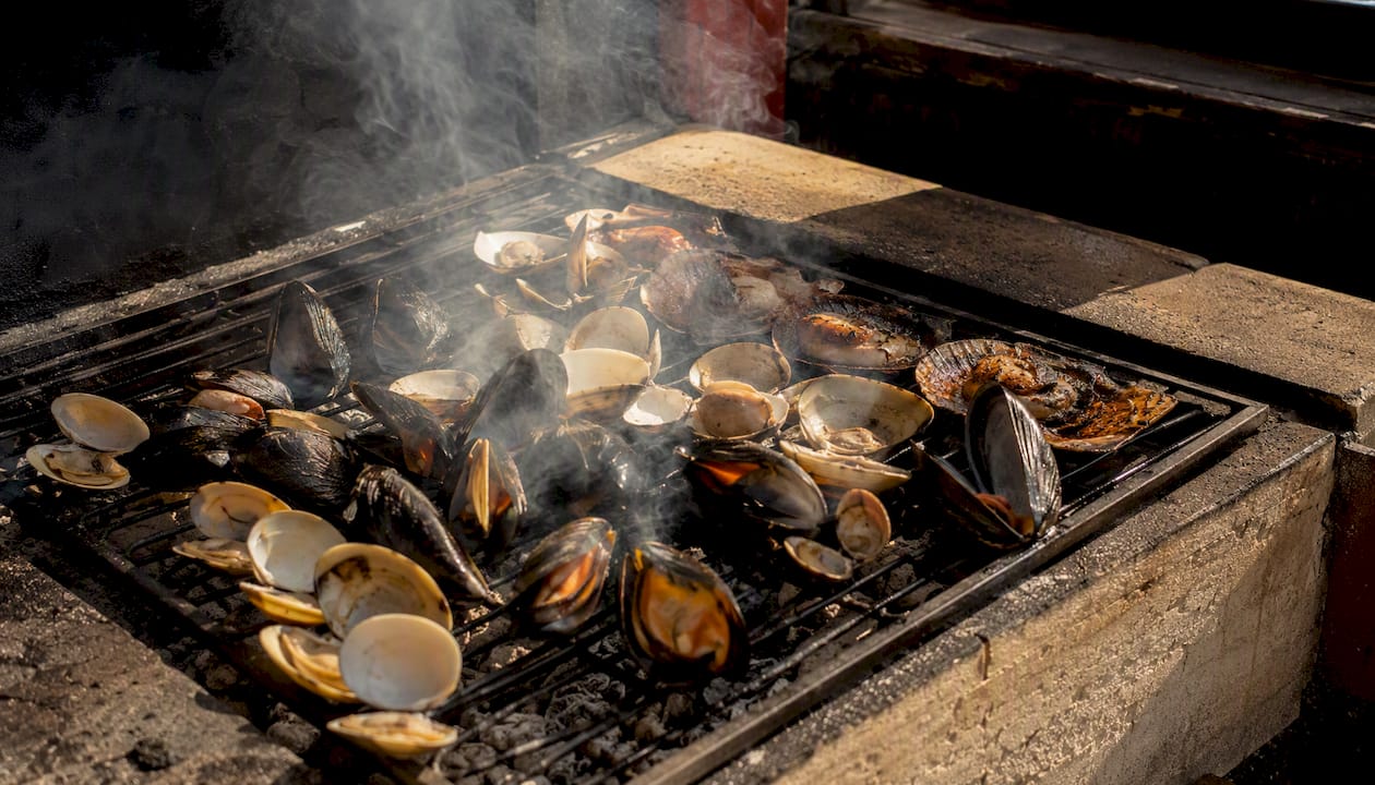 Mariscos asándose a la brasa