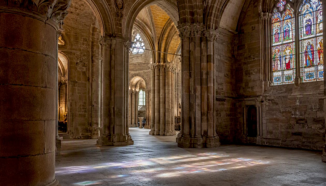 Columnas y bóvedas del interior de la Catedral de Lugo