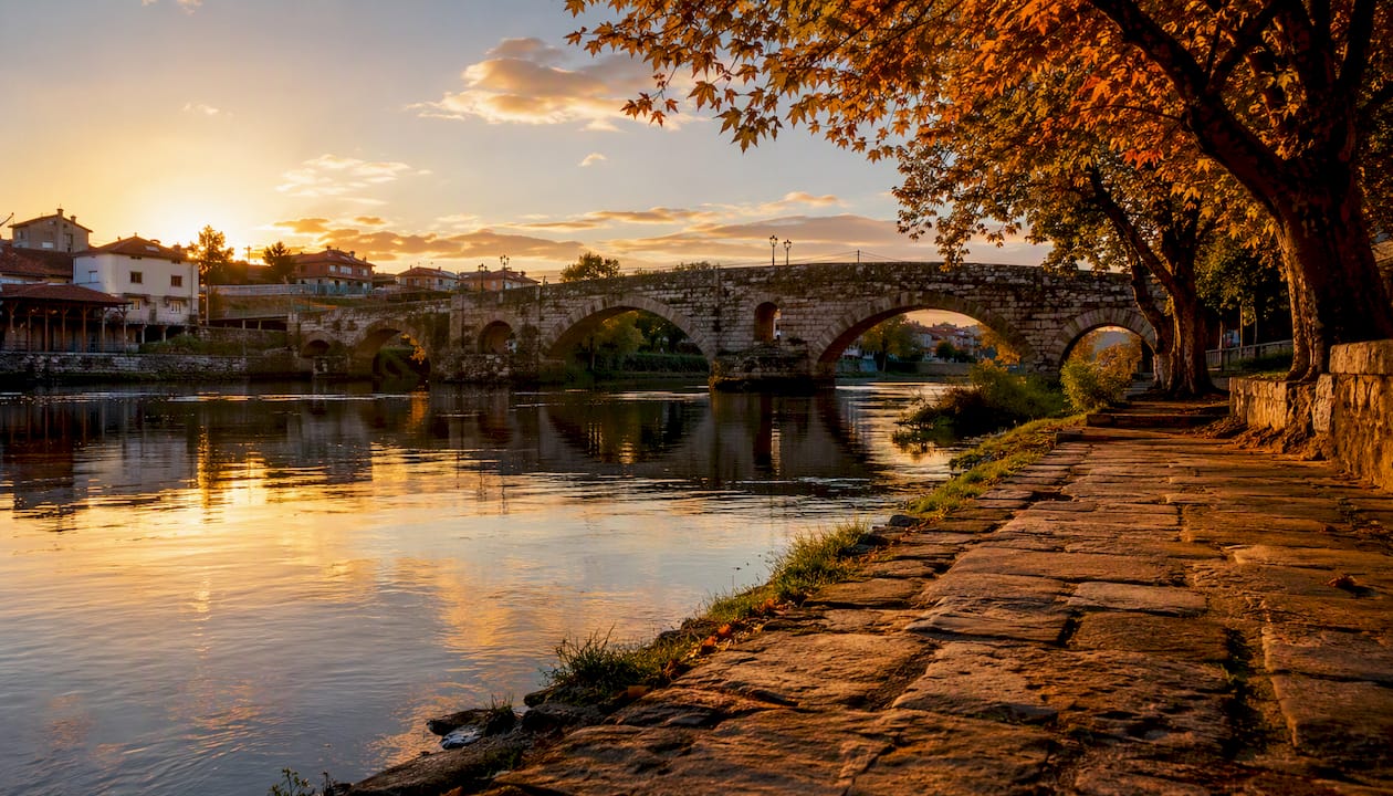 El puente de O Burgo bañado por la cálida luz del atardecer