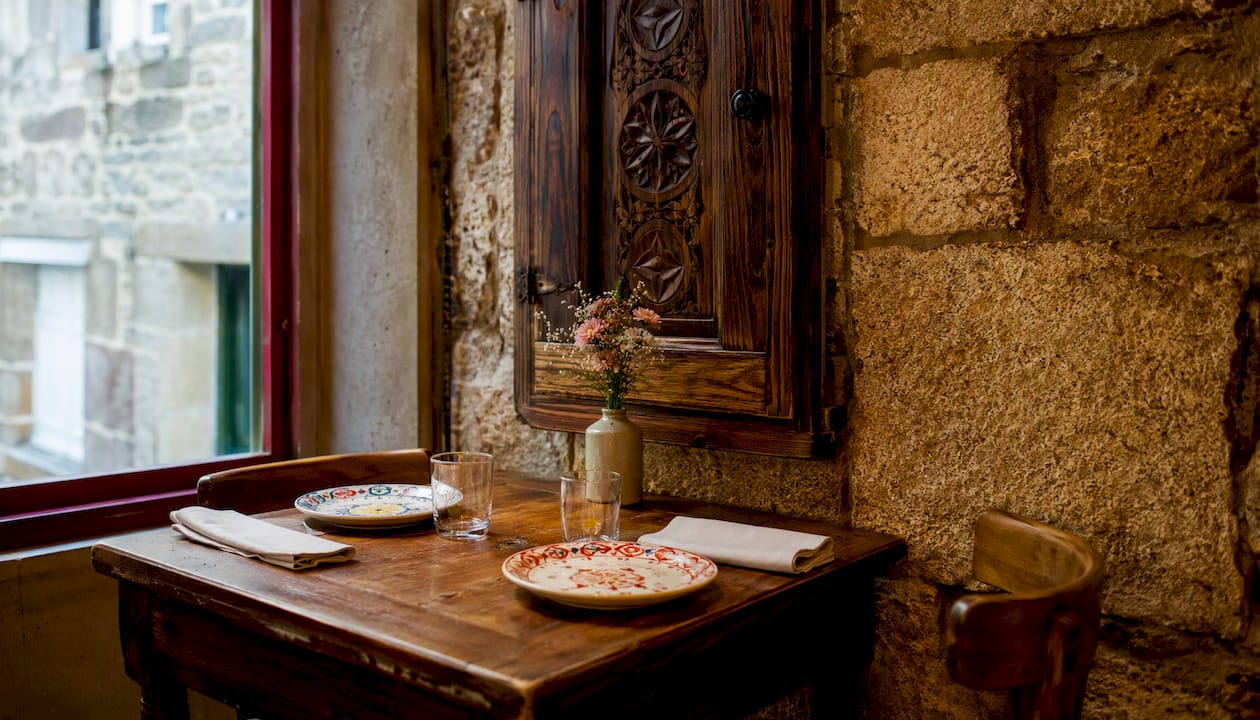 Ambiente acogedor en un restaurante gallego distinguido con el sello Bib Gourmand