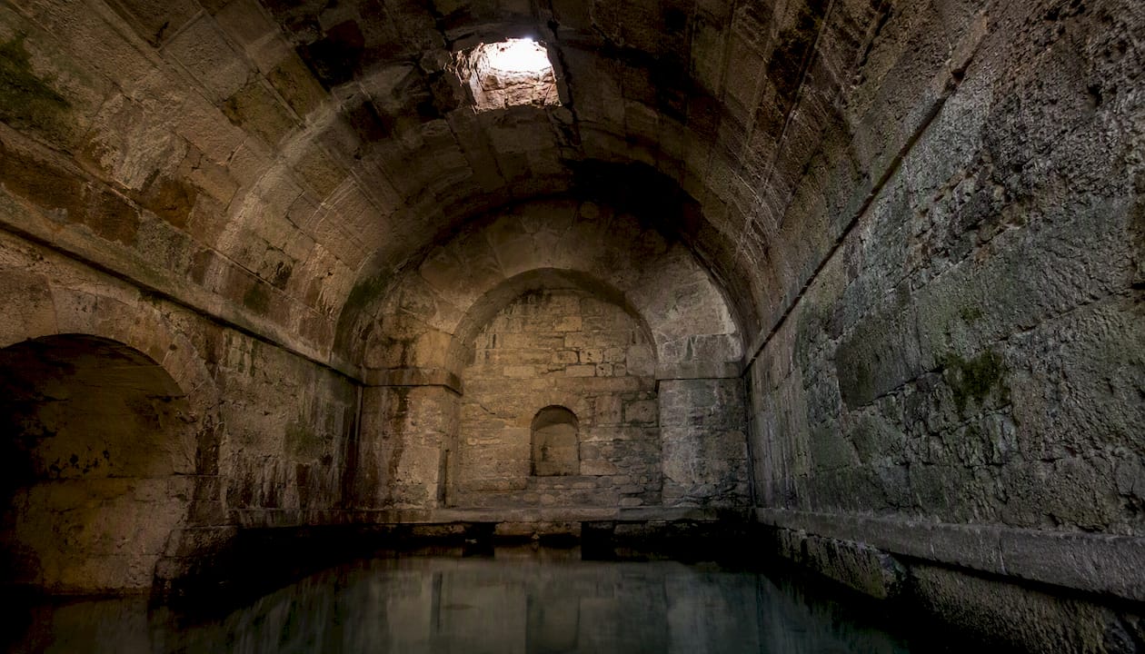 Vista del interior del aljibe del siglo XVI situado en el Castillo de San Antón.