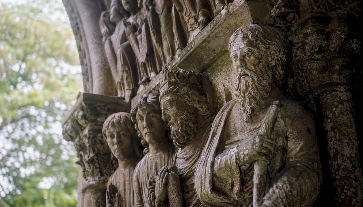 Las esculturas de piedra del Pórtico de la Gloria destacan por su increíble nivel de detalle y maestría artística.