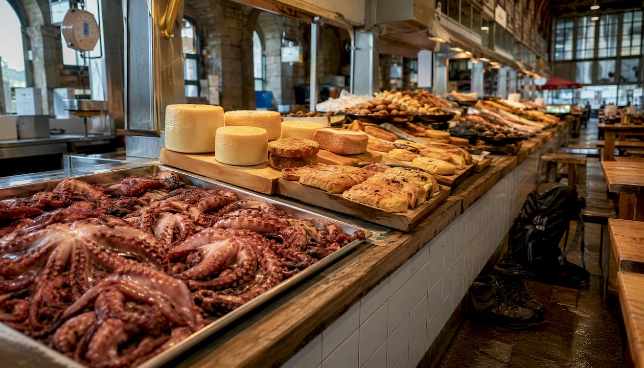 Puestos de comida en mercados techados de Santiago