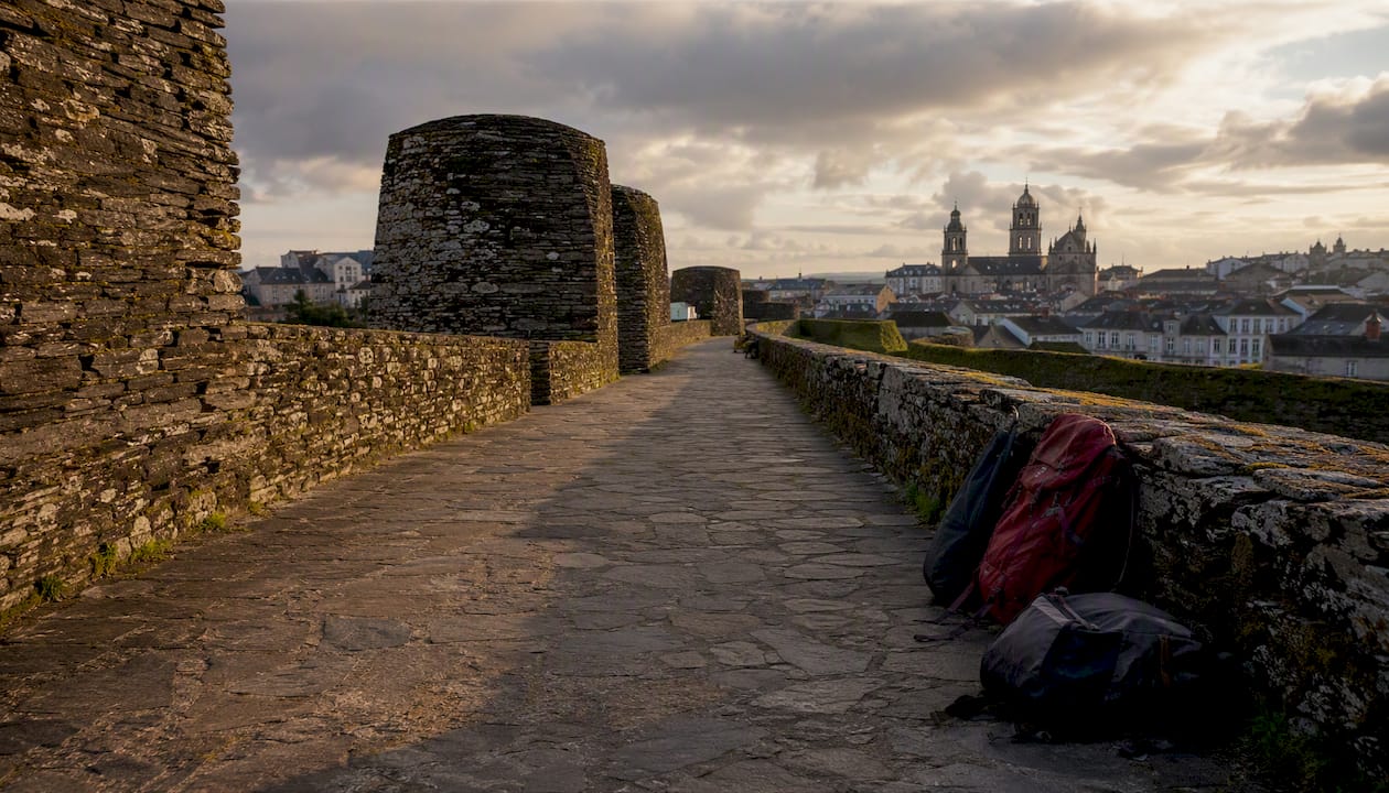 Paseo empedrado sobre la muralla romana de Lugo