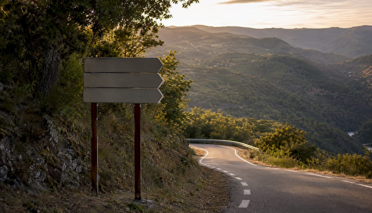 Carretera de montaña y señal de mirador en la Ribeira Sacra