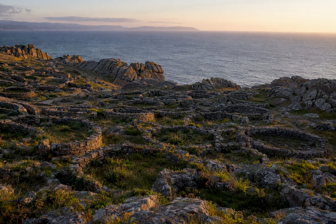 Las ruinas del castro costero de Baroña, junto a los acantilados del mar