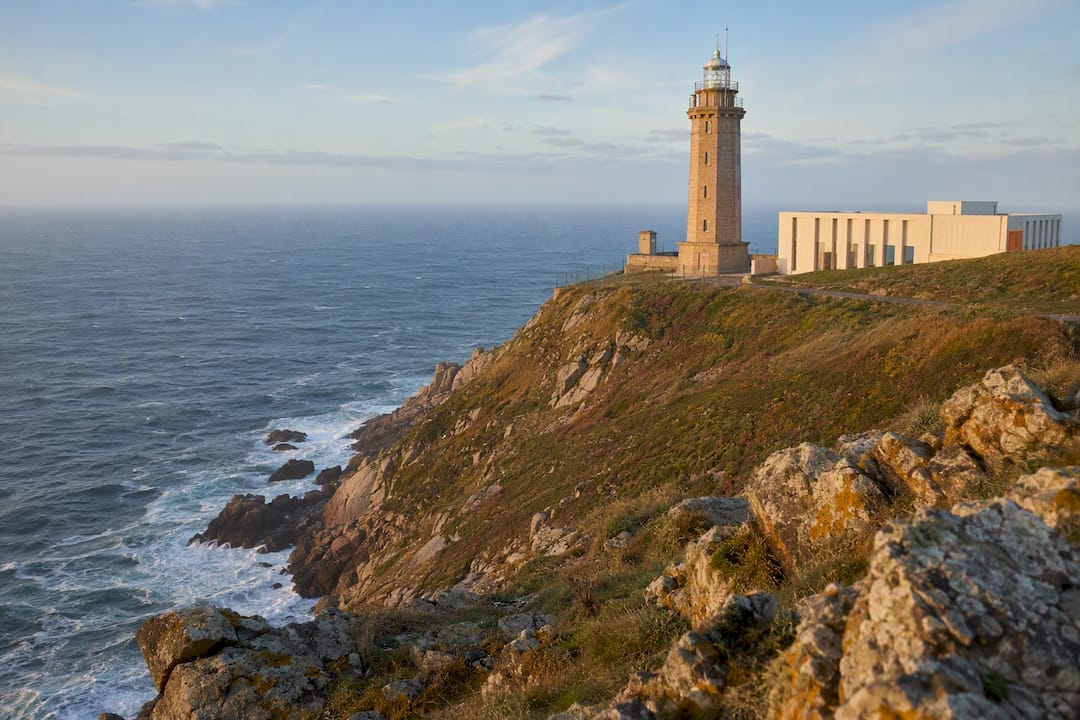 El emblemático faro de Cabo Vilán y su centro de interpretación, situados sobre los impresionantes acantilados, ofrecen una experiencia única junto al mar.