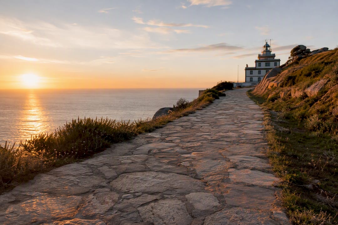 Sendero costero que une el pueblo de Fisterra con el faro