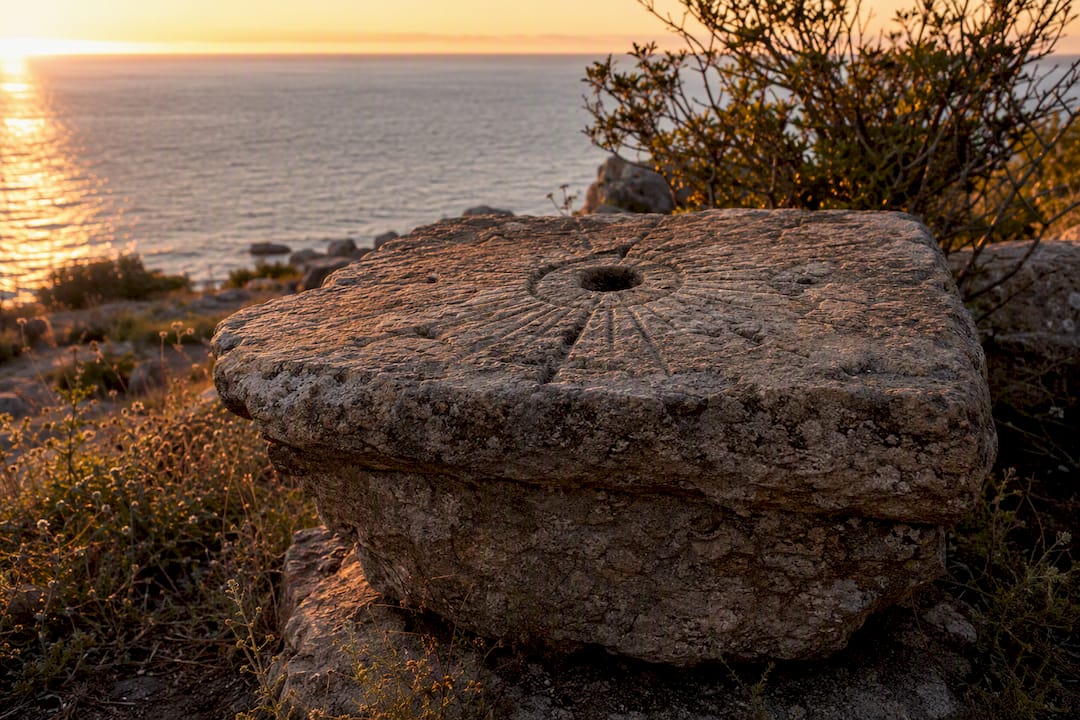 Detalle en primer plano del altar de piedra Ara Solis en Finisterre