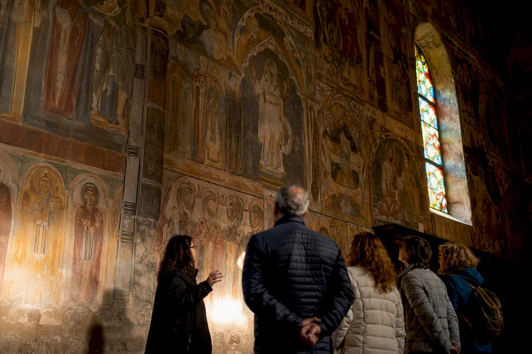 Frescos detallados en el interior del monasterio de San Julián de Samos
