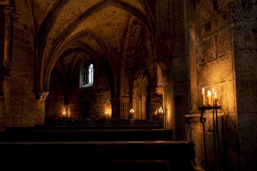 Interior del monasterio de Sobrado dos Monxes durante un concierto