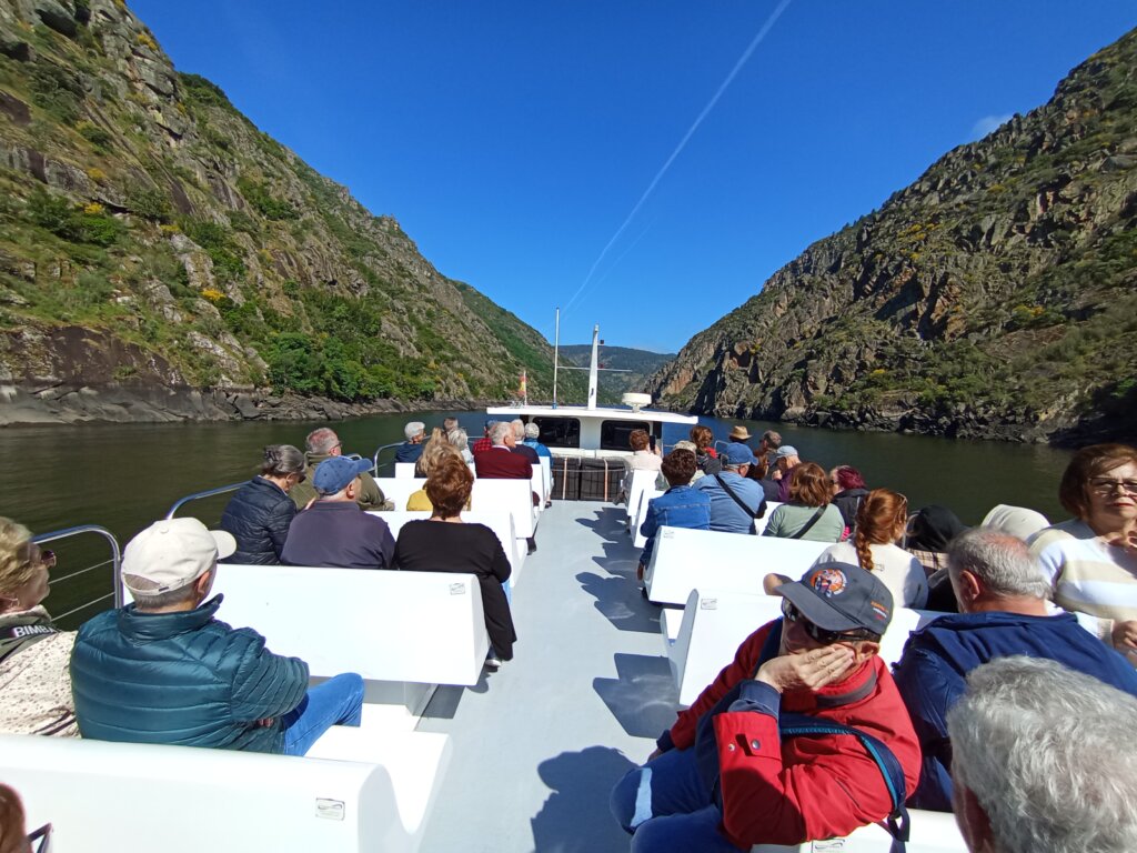 Ribeira Sacra en Tren y Barco: Paisajes, Sabores y Tradición