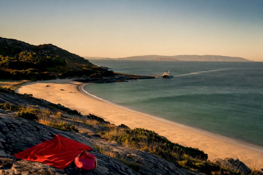 Evita sorpresas: playas más bonitas de Galicia con ferrys y permisos