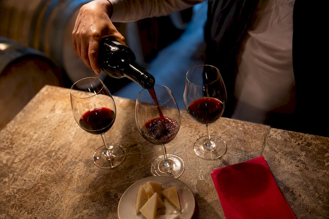 Cata de vino tinto en una bodega gallega