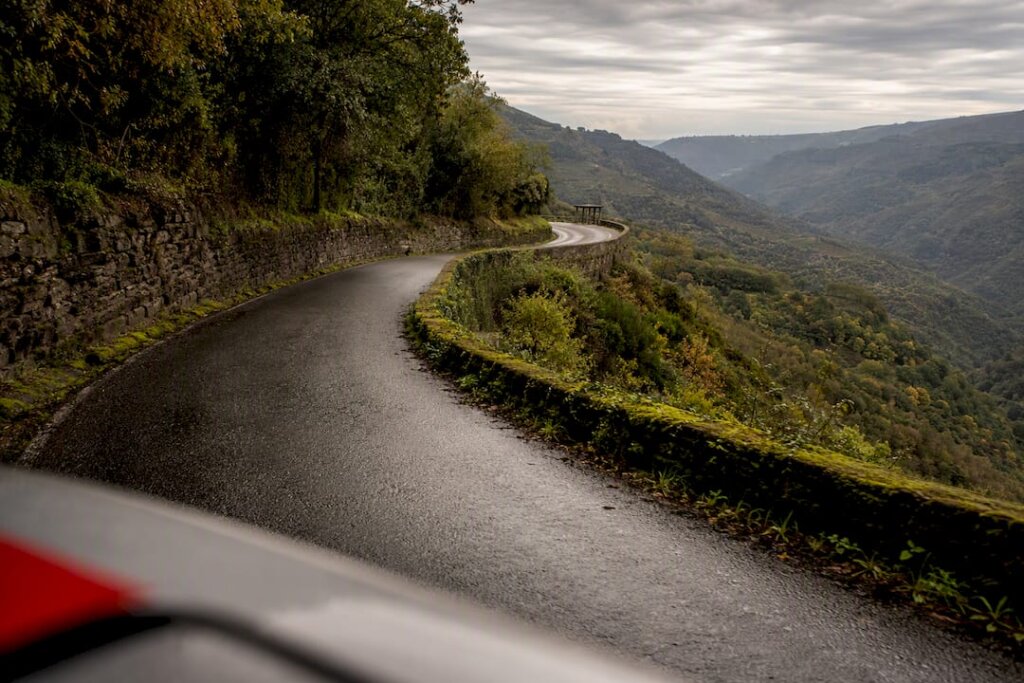 Ribeira Sacra en Tren y Barco: Paisajes, Sabores y Tradición