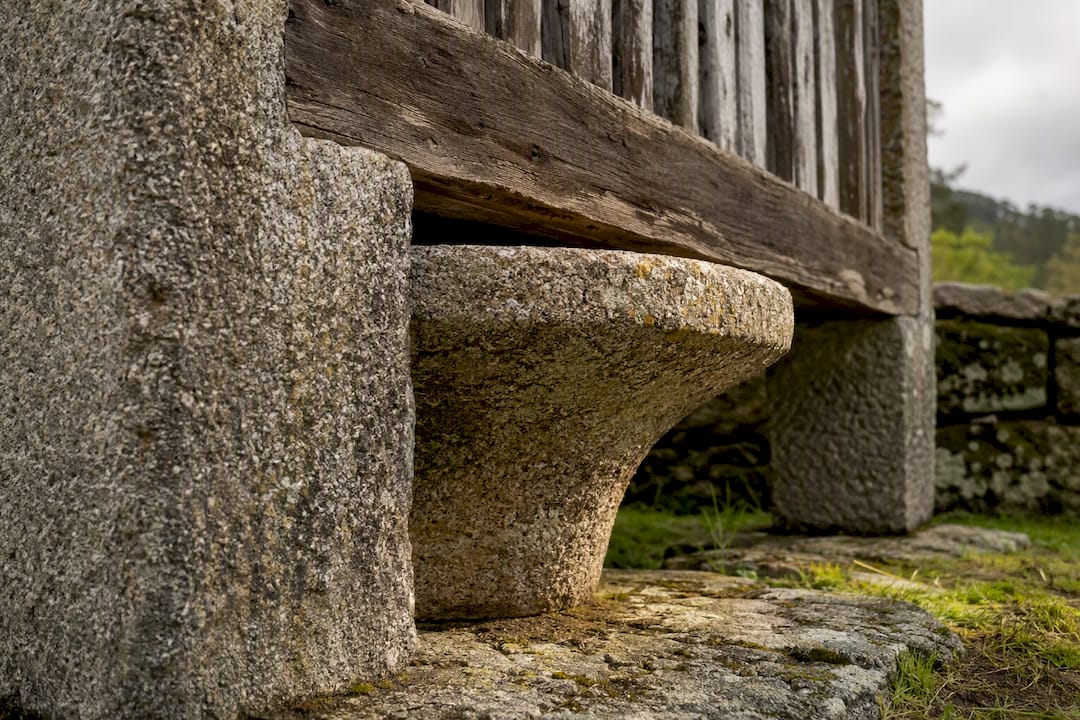 Soportes de piedra bajo un hórreo gallego