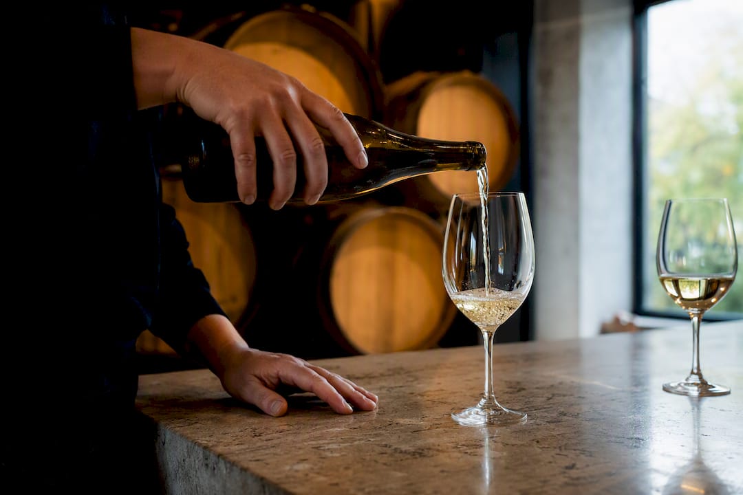 Degustación de Albariño en el interior de una bodega