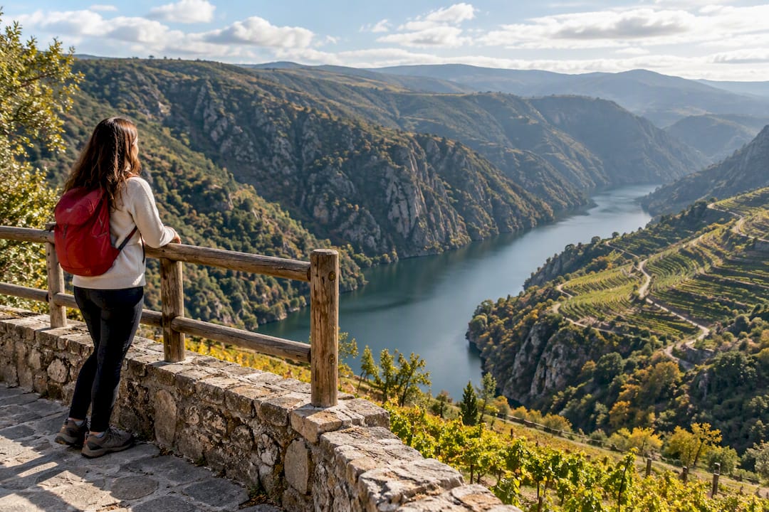 Visitante observa un mirador accesible sobre el Sil