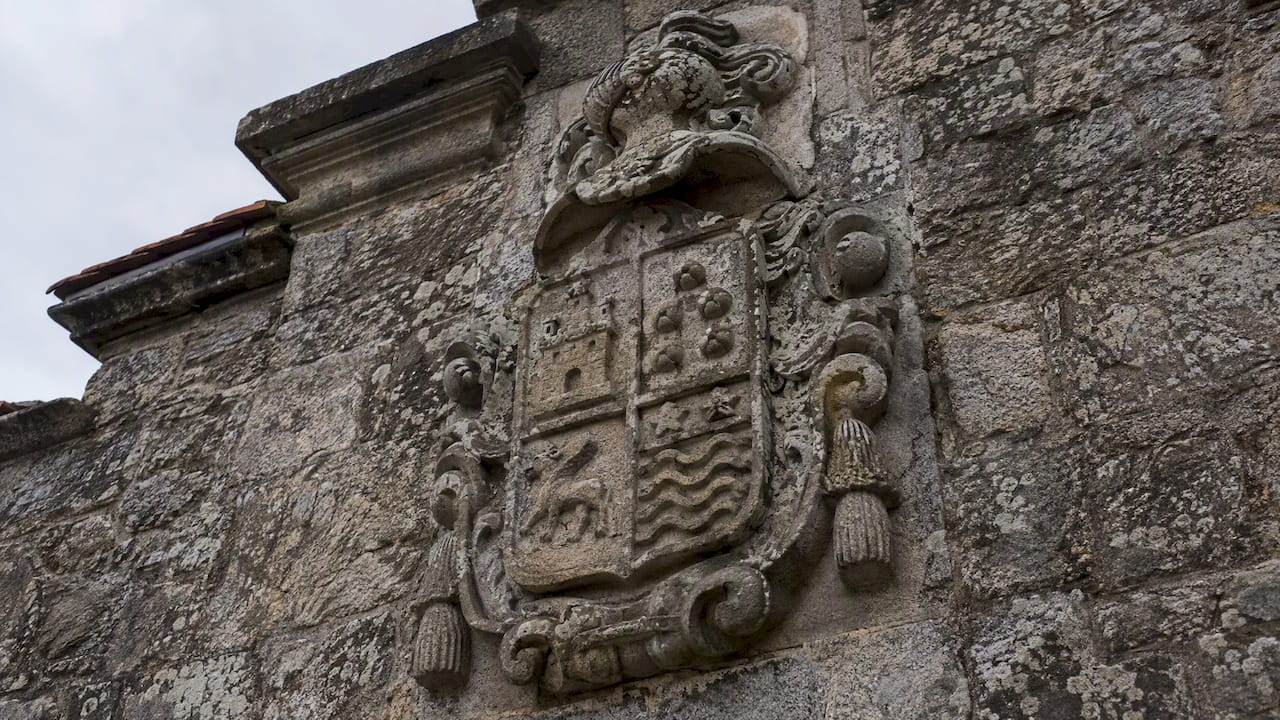 Escudo esculpido en la fachada de un pazo