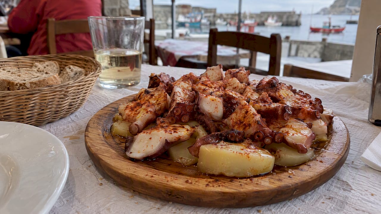 Pulpo a la gallega servido en una taberna de Fisterra